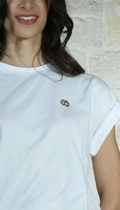 Twinset Milano T-shirt bianco con accessorio Oval T T-Shirt e top - Boutique Luisa Trendy
