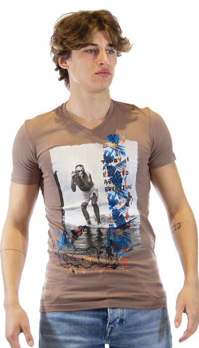 Gaudì T-shirt fango con motivo fotografico. 111GU64098_3332 (6556038791303)