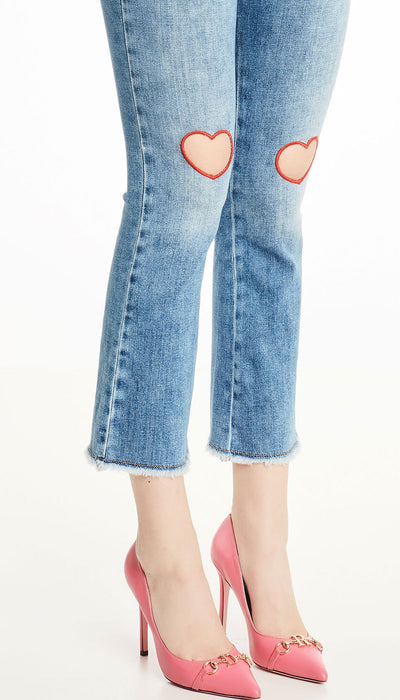 Denny Rose Jeans - Jeans flaire cropped con patch a forma di cuori. (6686967038087)