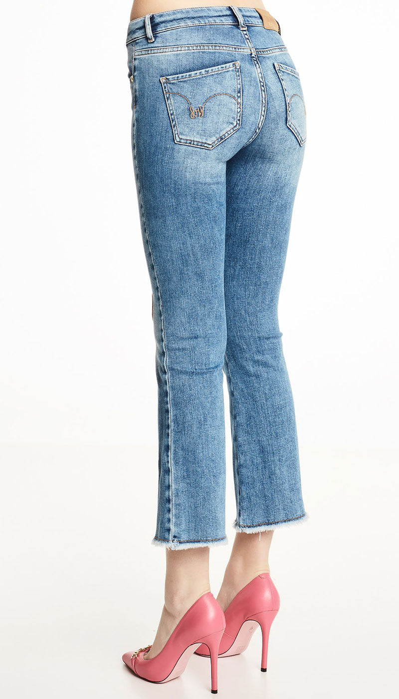 Denny Rose Jeans - Jeans flaire cropped con patch a forma di cuori. (6686967038087)